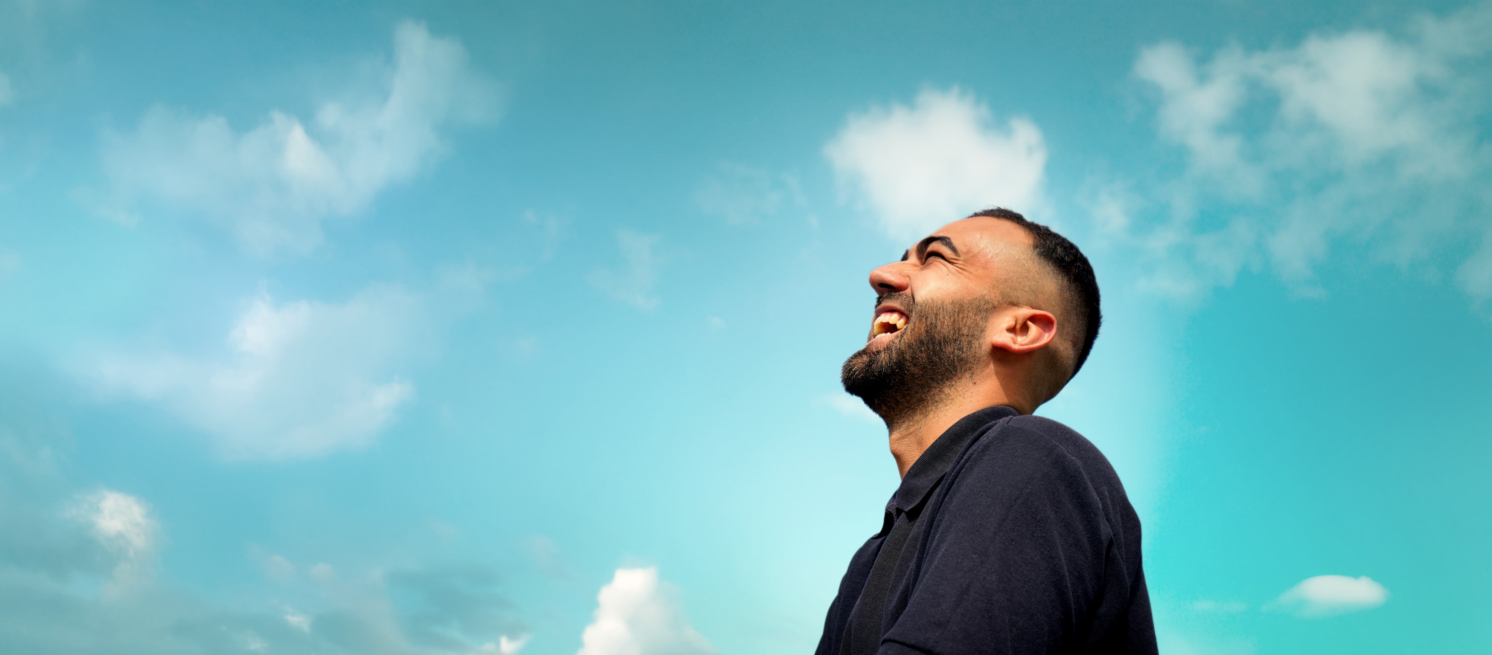 Homem olhando para o céu sorrindo